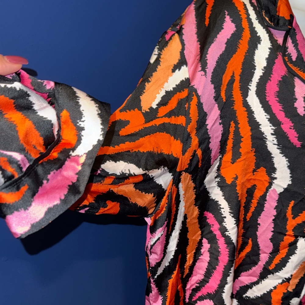 Diane Von Furstenberg- NWOT Satin Feel Zebra Print Blouse | Size Large - Picture 10 of 17